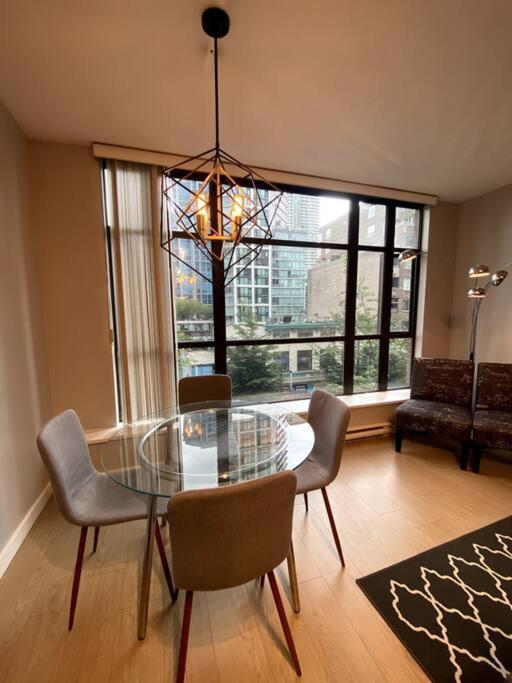 Entire Condo In Heart Of Downtown Vancouver Zewnętrze zdjęcie